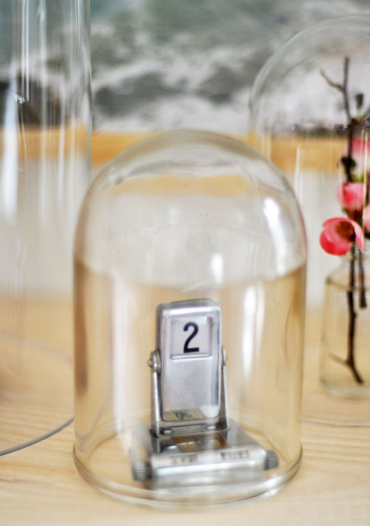 vintage-calendar-under-cloche